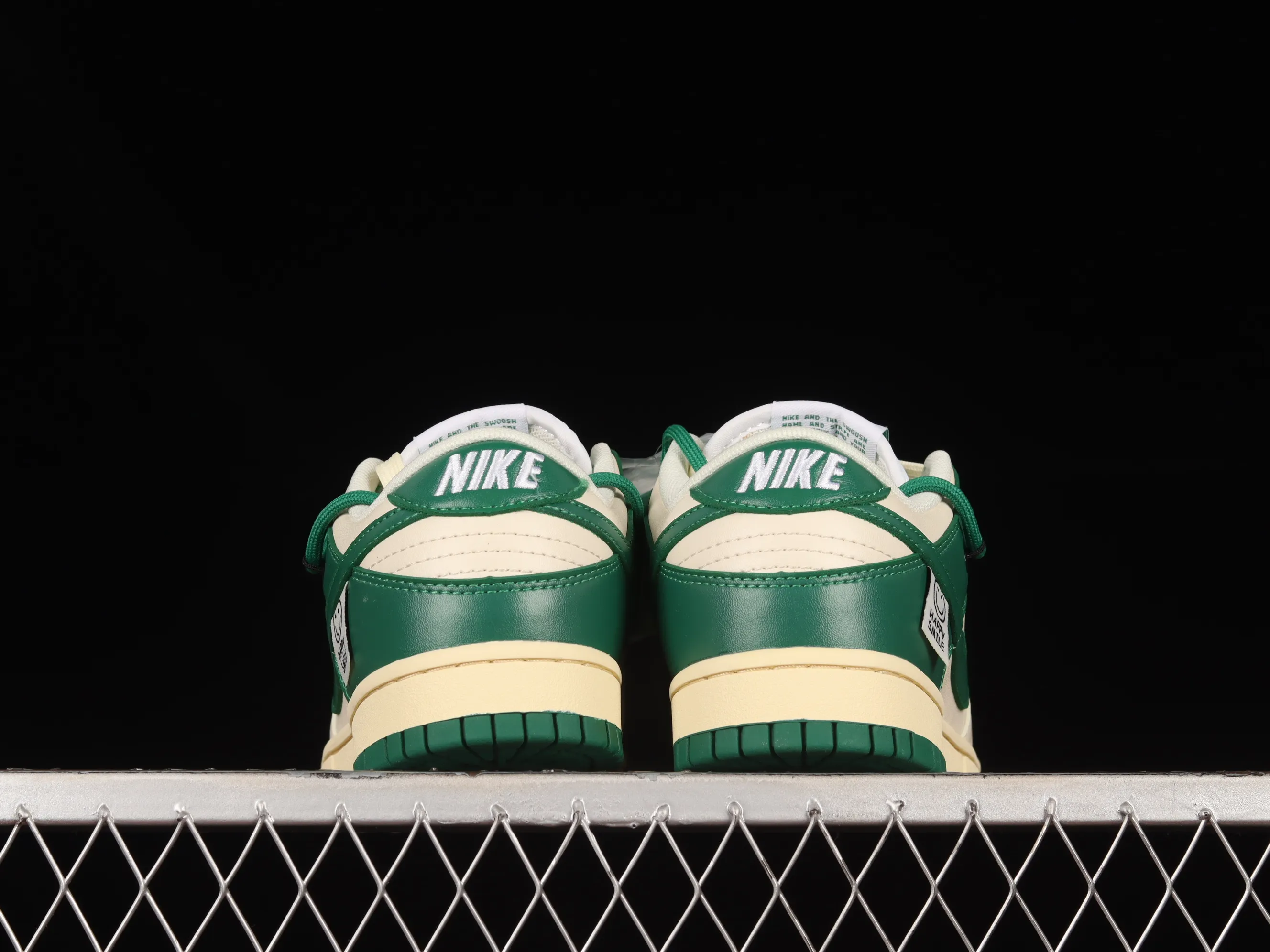 All Categories Nk SB Dunk Series Nk SB Dunk Low Low-top Sneakers Nk Dunk Low White and Green Distressed Tags Customized version of deconstructed strap casual sneakers DD1503-112